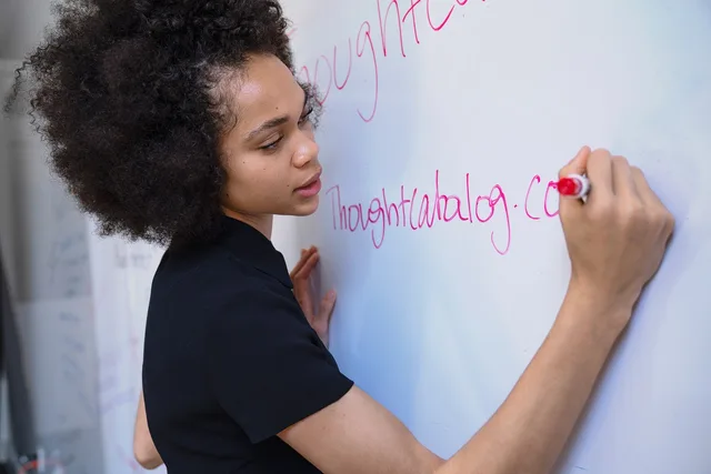 woman, writing, marker, whiteboard, brainstorm, planning, strategy, blue writing, blue plan, blue planning, whiteboard, whiteboard, whiteboard, whiteboard, whiteboard, brainstorm, brainstorm. Internal communications improvement: a six-stage cycle and a month-long pilot
